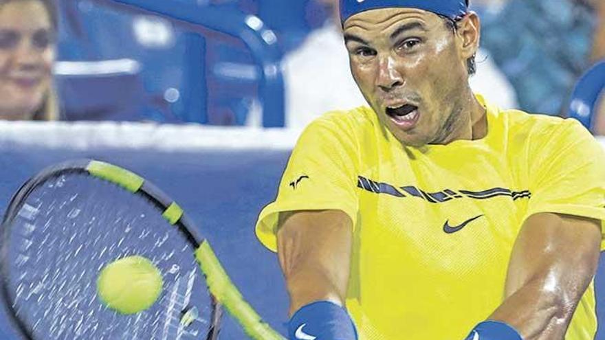 Nadal golpea a la pelota en su partido de cuartos de Cincinnati ante el australiano Kyrgios.