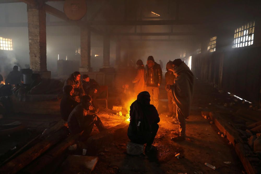 Inmigrantes se resguardan del frío en un almacén abandonado de Belgrado, Serbia.
