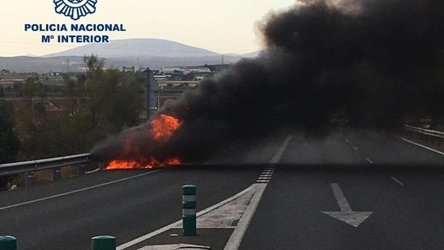 El vehículo robado, ardiendo en plena autovía.