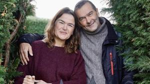 Donante y receptor: Beatriz y José Luis Álvarez García, el pasado viernes, en el jardín de la casa del segundo.