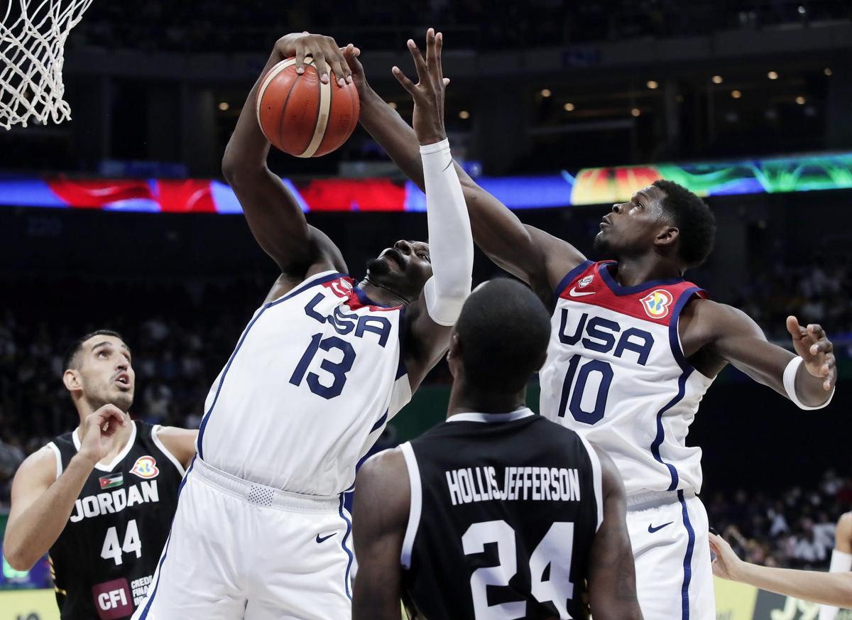 Jaren Jackson (izquierda) y Anthony Edwards, estrellas de EEUU, pelean por un rebote