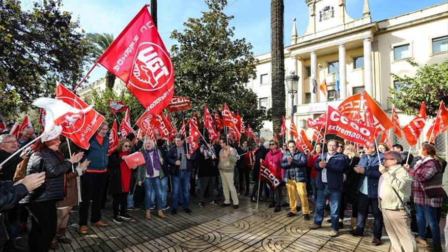 UGT y CCOO protestan en Badajoz contra el «despido por enfermar»