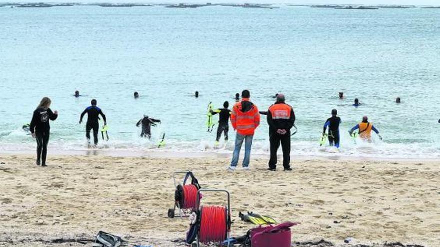 Efectivos de Protección Civil en la playa de Area de Reboredo.  // Muñiz