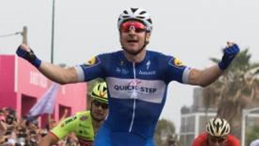 Viviani aixecant les mans a l&#039;arribada a Tel-Aviv