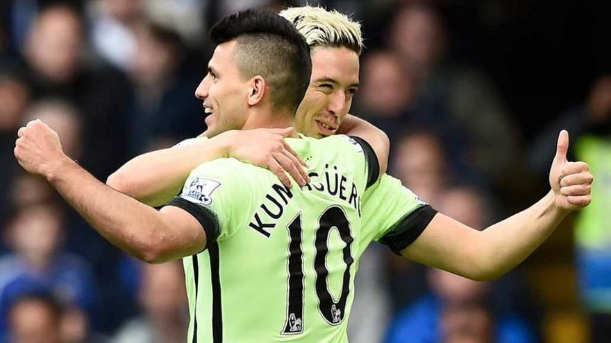 Nasri felicita a Agüero tras marcar éste el tercer gol del City al Chelsea.