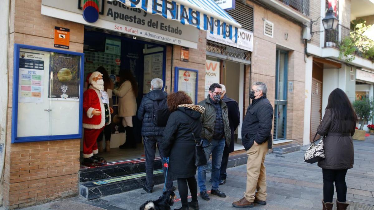 Cola de clientes en la administración de loterías San Rafael, que es de las que más vende en Córdoba.