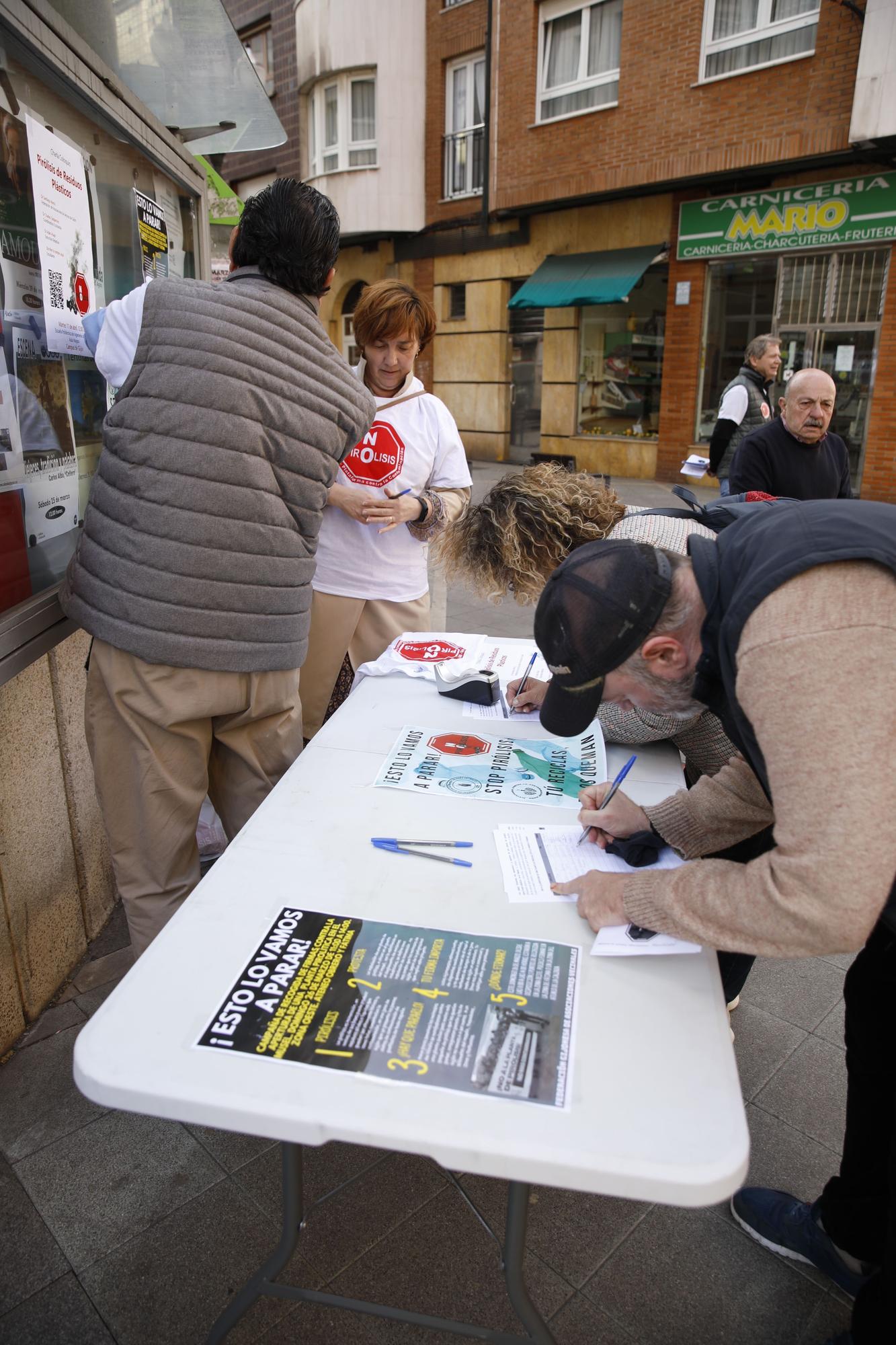 En imágenes: Los vecinos de Gijón empiezan a recoger firmas contra la planta de pirólisis en El Musel