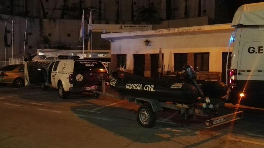 El equipo de buceadores de la Guardia Civil durante las labores de rastreo de anoche.