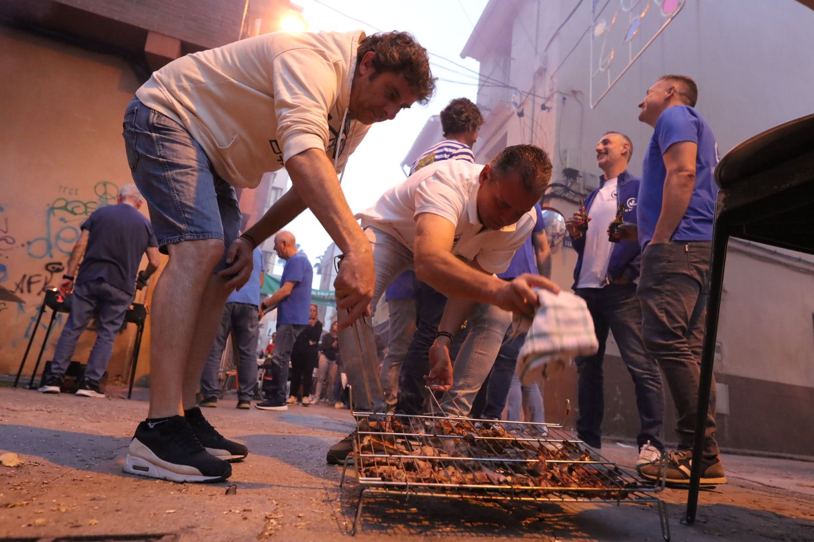 FOTOGALERÍA I Las imágenes de la Nit de la Xulla y del encuentro de elaboración de allioli de las fiestas de Vila-real