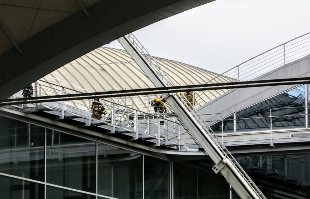 El temporal obliga a cerrar el tráfico aéreo en el aeropuerto de Alicante-Elche