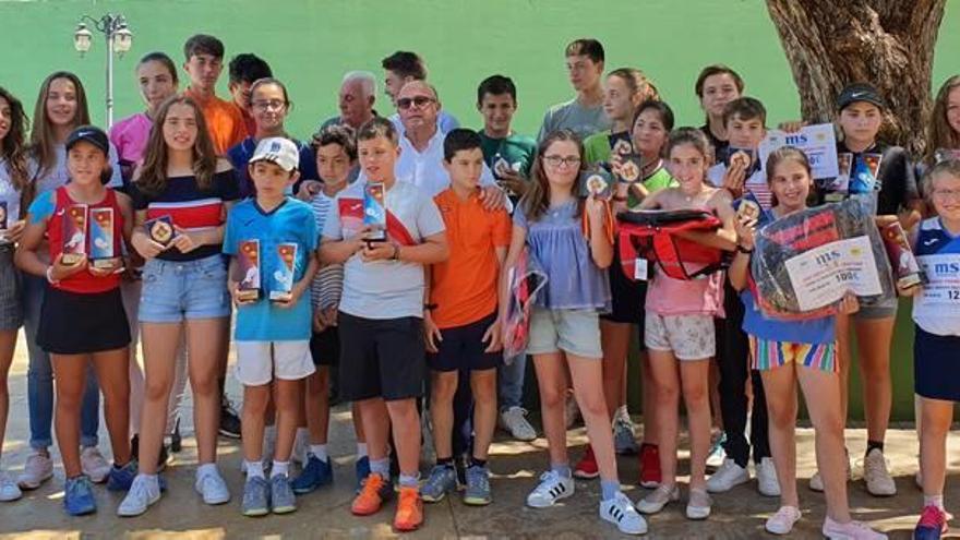 Todos los campeones posan con sus trofeos en la entrega de premios en la Real Sociedad Club de Campo.