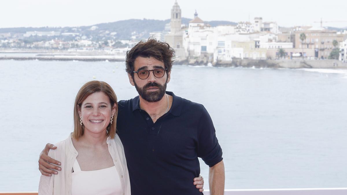 Ángela Cervantes y David Verdaguer posan para los medios en Sitges