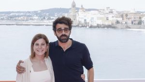 Ángela Cervantes y David Verdaguer posan para los medios en Sitges