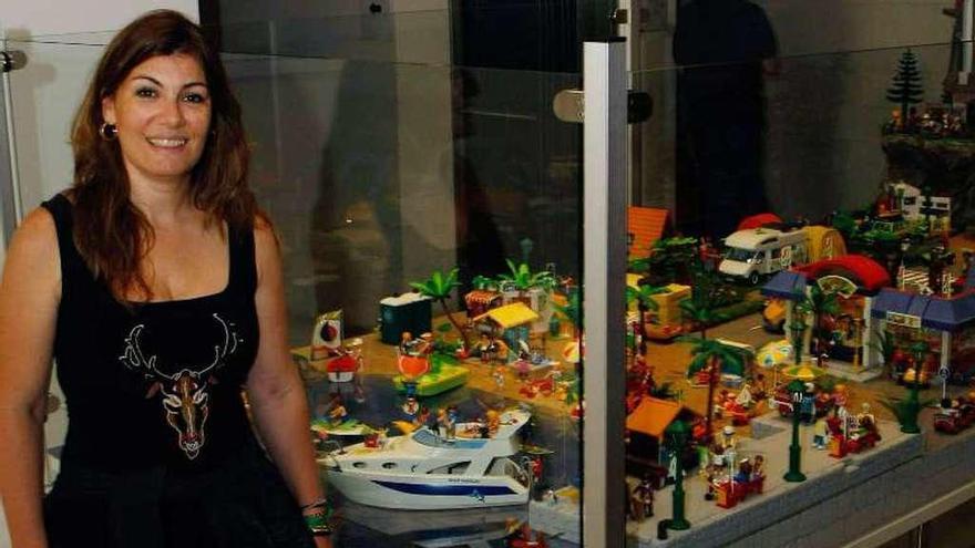 Mónica Campos, ante el expositor de playmobil, en el Etnográfico.