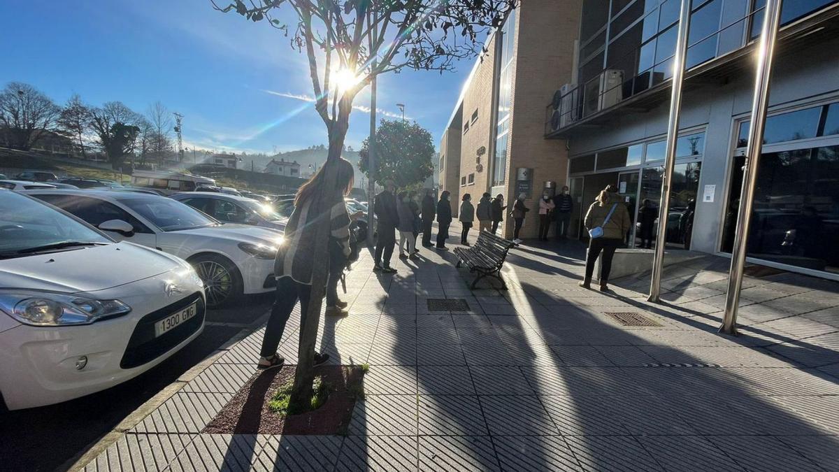 Cola en el centro de salud de Pola de Siero. 