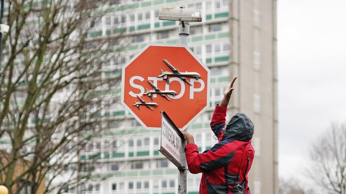 Un hombre se lleva la última obra de Banksy en Londres