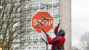 Un hombre se lleva la última obra de Banksy en Londres