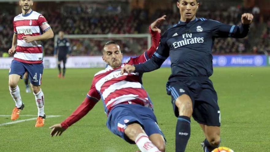 Miguel Lopes despeja el balón ante Cristiano Ronaldo en el Granada-Madrid del domingo.