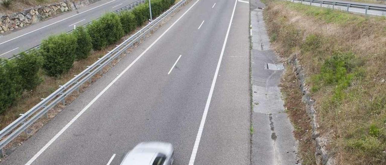 Un coche circula por la Autovía de la Industria (AS-II).