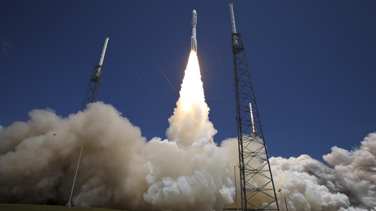 Lanzamiento del cohete Atlas V con la nave espacial Juno.