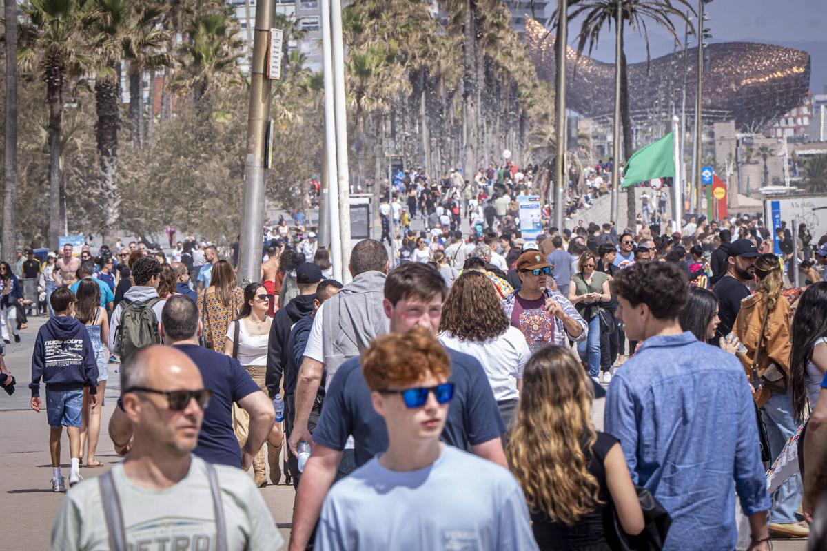 Com seria una Barcelona sense turistes, Tema del Diumenge Com seria una Barcelona sense turistes, Tema del Diumenge