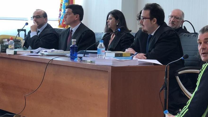 El acusado, durante el juicio, mira desafiante a los medios de comunicación