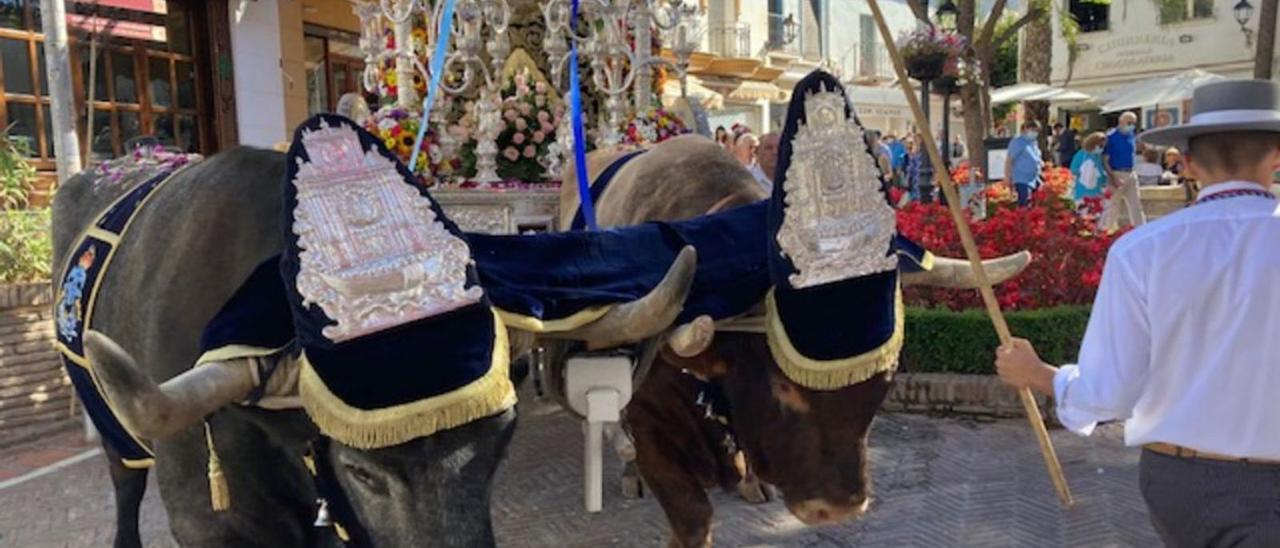 La procesión, liderada por una carreta con dos bueyes, ayer, en su salida a Almonte. | L.O.