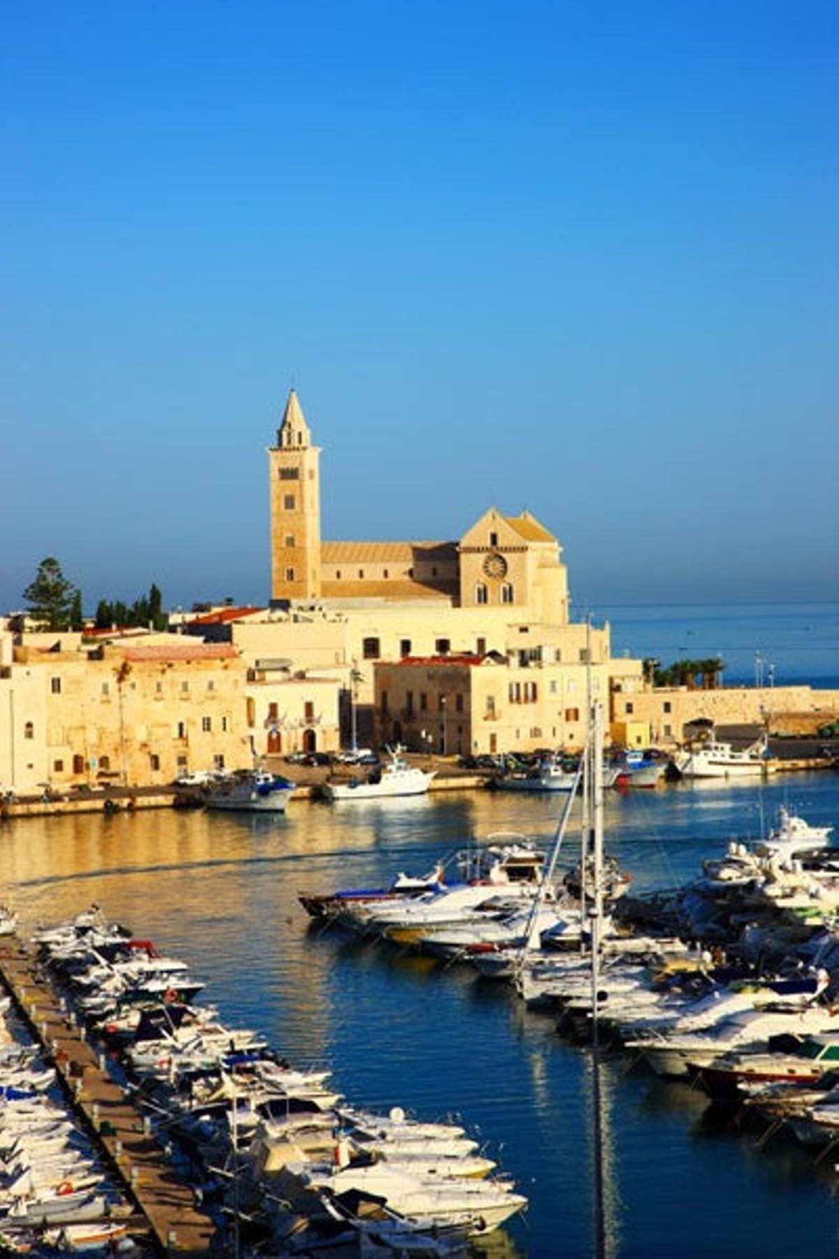 Vista del puerto de Trani. Vista del puerto de Trani.