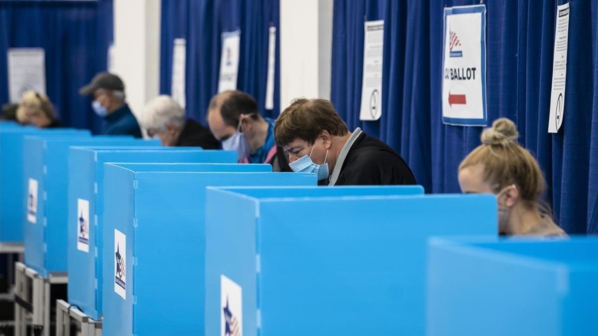 Estadounidenses emiten su voto anticipado, este jueves en Chicago.