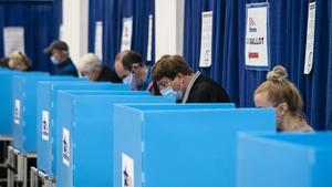 Estadounidenses emiten su voto anticipado, el 1 de octubre en Chicago.