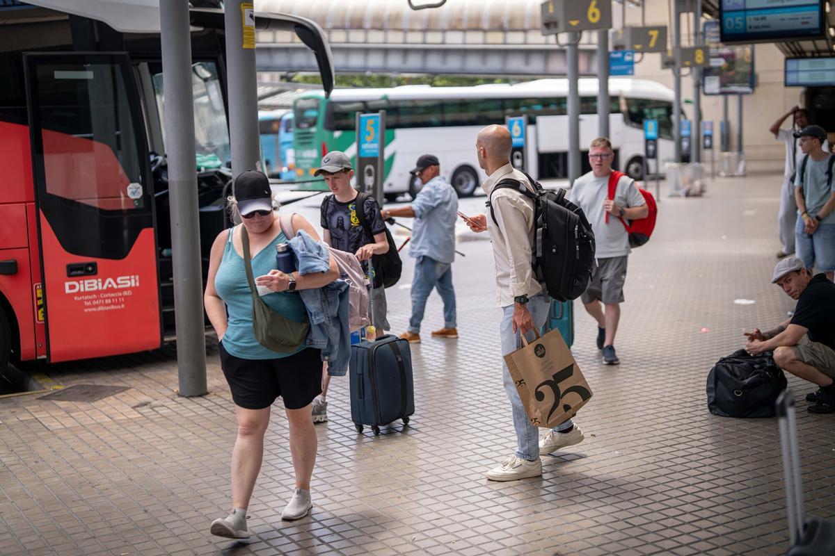 Estació Barcelona Nord. Ambiente de tránsito de viajeros en la Estació del Nord de Barcelona, con pasajeros entrando y saliendo de la terminal y accediendo a autobuses de compañías nacionales e internacionales como Alsa, FlixBus, BlaBlaCar Bus y Eurolines, que conectan la ciudad con destinos de España y distintos países de Europa, a 21 de junio de 2026. Barcelona. AUTOR: MANU MITRU | EPC