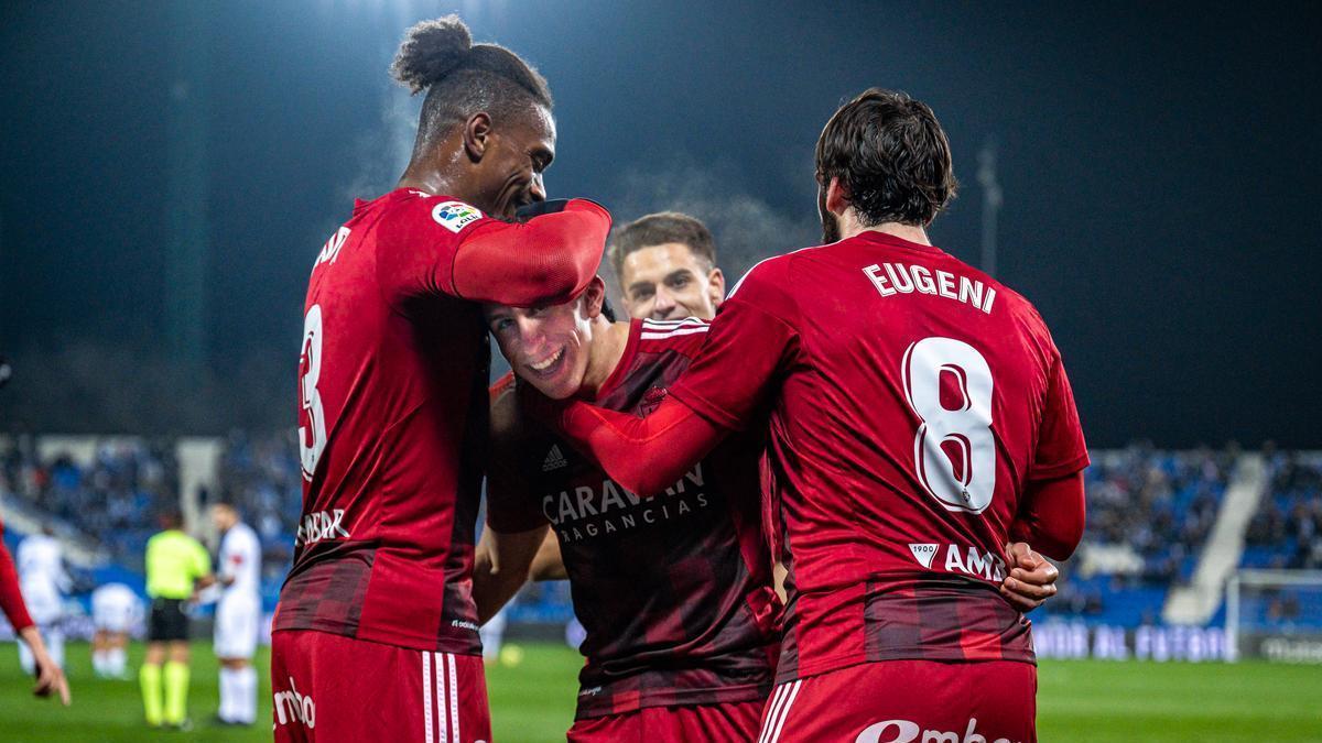 Jair y Eugeni felicitan a Giuliano por su gol en Leganés.