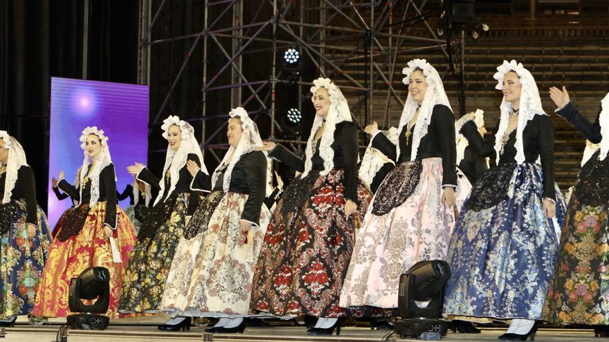 Ensayo de las candidatas adultas a Bellea del Foc con traje de novia alicantina en la Plaza de Toros de Alicante