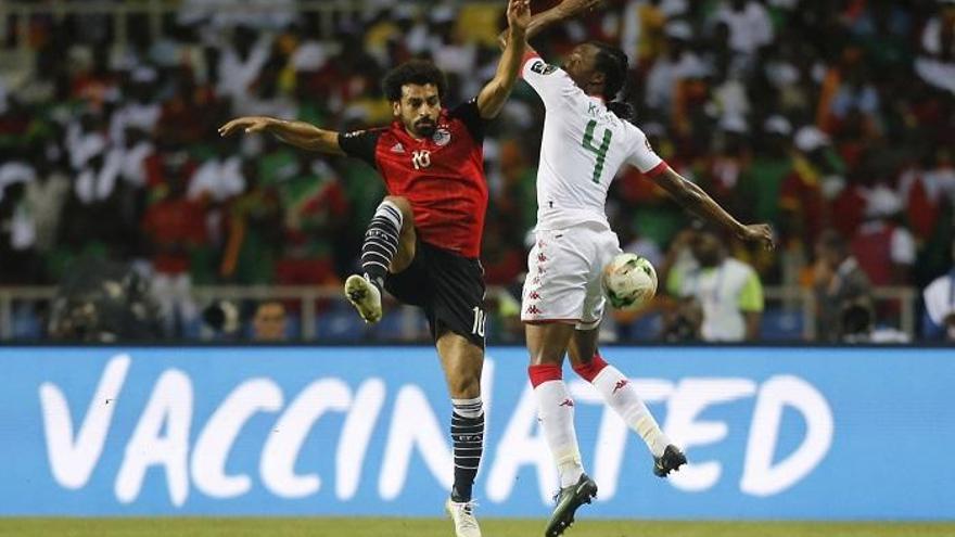 Koné salta con Salah en el encuentro de semifinales en Gabón