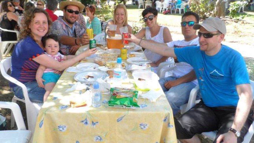 A la izquierda, Vanesa Cuervo con la pequeña Sofía Fernández, Iván Villa, Macarena García, Julia Castro, Julio Fernández y Rodrigo Aguilera.  A la derecha, un grupo, ayer, en Santarúa.