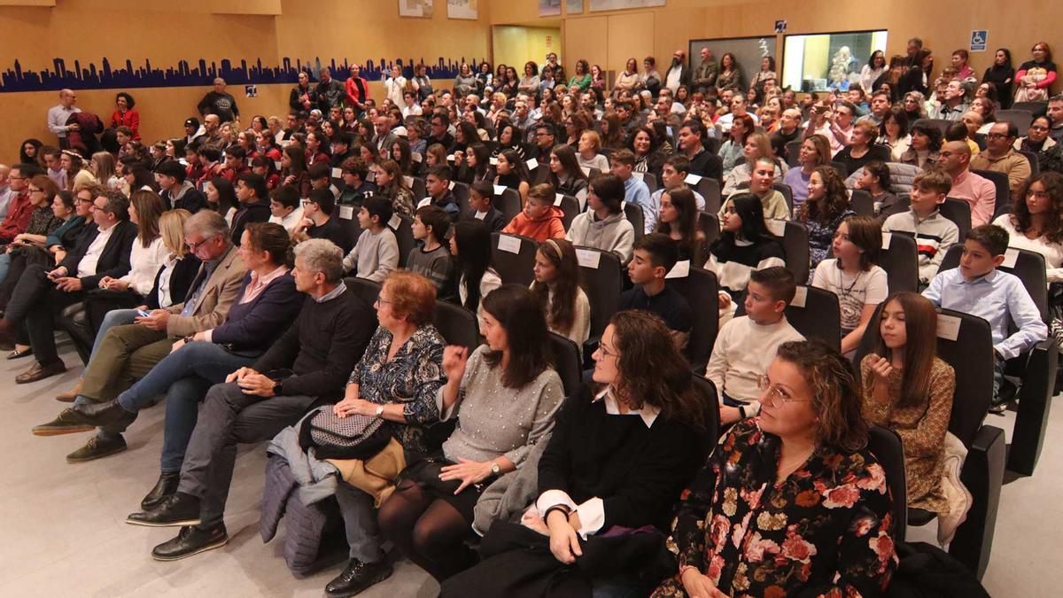 La entrega de estos reconocimientos llenó el salón de actos municipal.