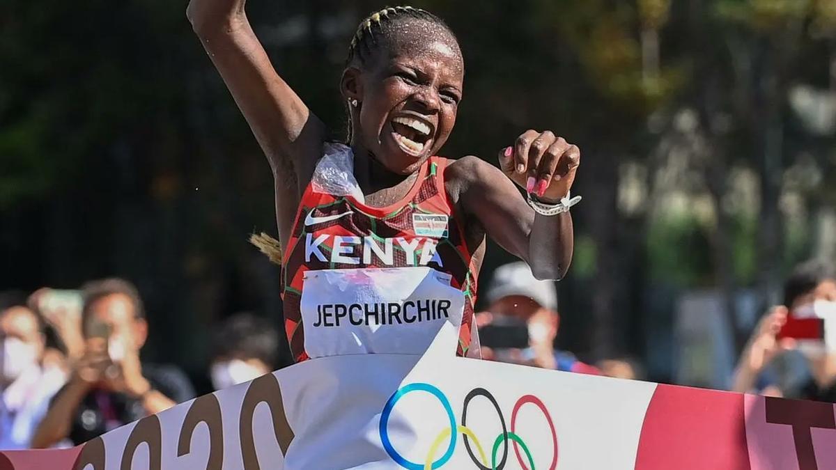 La keniata Jepchirchir cruza primera la meta en el maratón.