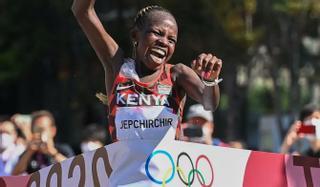 La keniata Jepchirchir gana el maratón olímpico más lento de la historia
