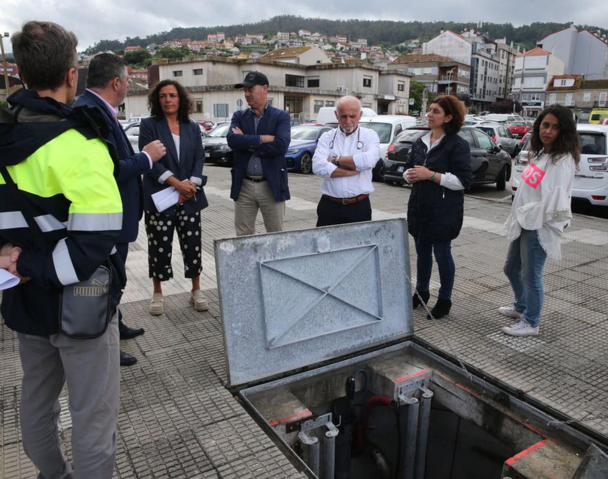 La visita de la presidenta de Portos de Galicia, ayer, a Bueu. |   // S.Á.