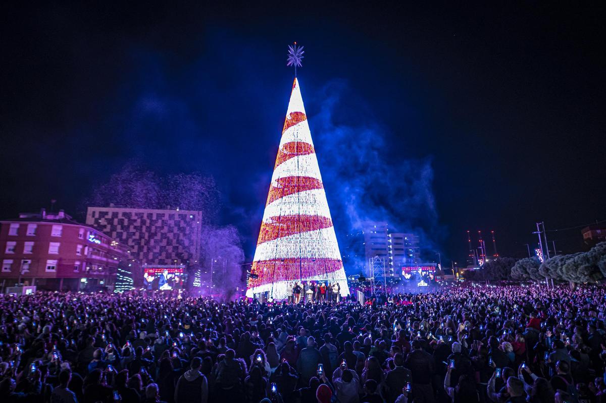 El superárbol de Navidad de Badalona. Badalona ha encendido ya las más de 82.000 luces píxel que componen su tan mediático ‘superárbol’ de Navidad.