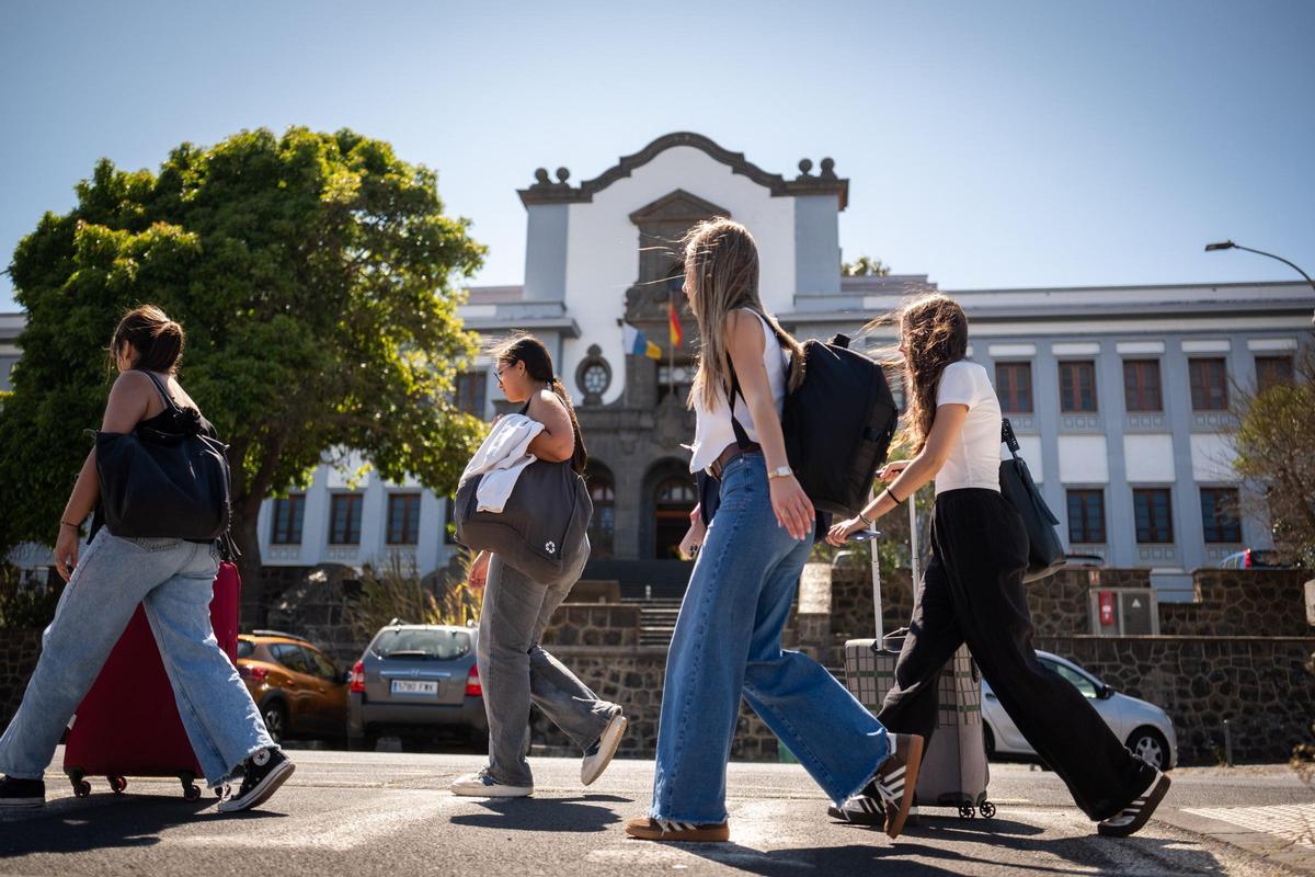 Estudiantes pasando por el edificio central de la Universidad de La Laguna