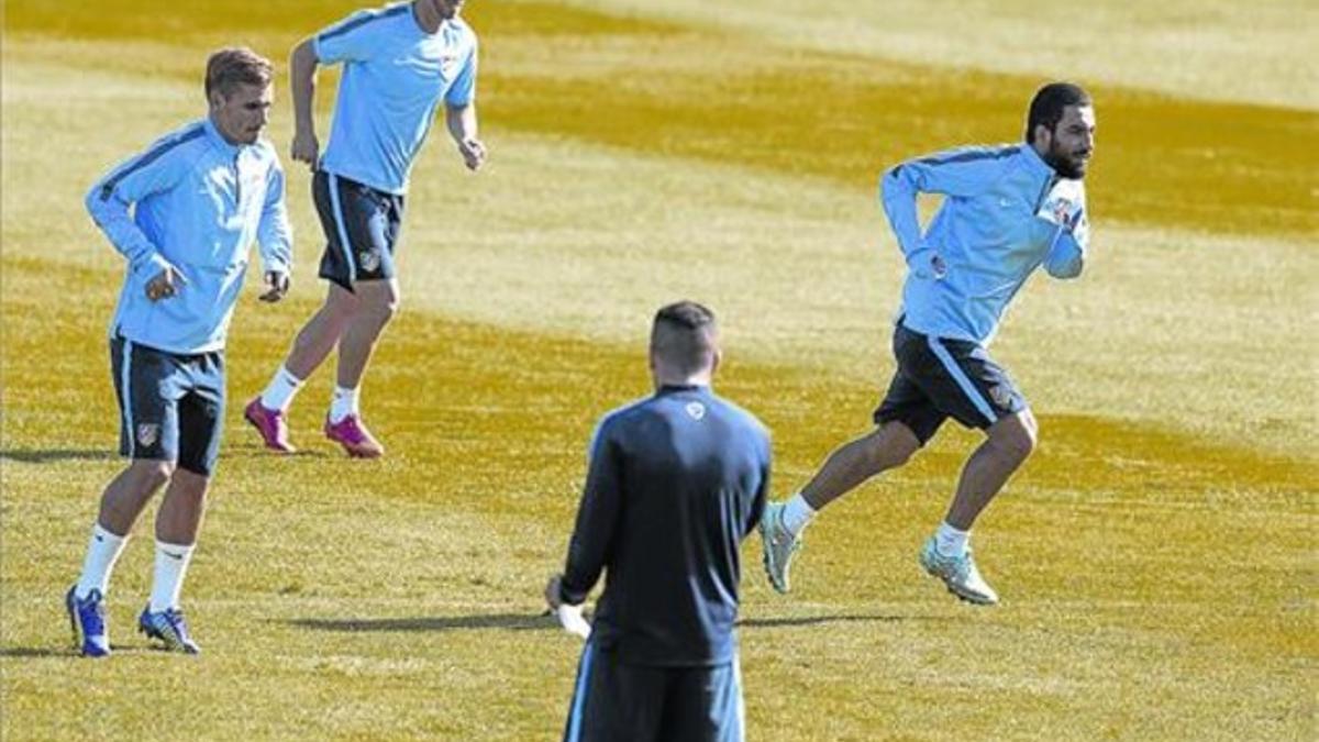 Simeone, en primer término, dirige el entrenamiento de ayer, con Griezmann y Arda Turam.