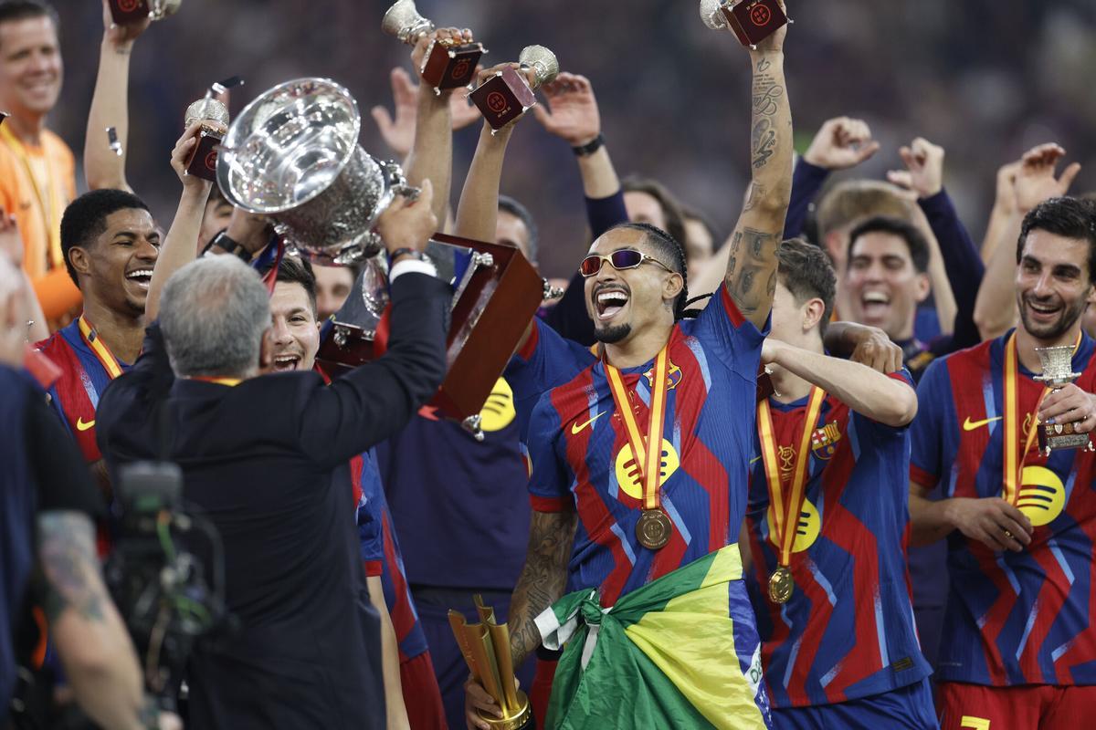 YEDA (ARABIA SAUDÍ), 11/01/2026.- Los jugadores del FC Barcelona celebran con el presidente blaugrana, Joan Laporta, su victoria a la finalización del encuentro de la final de la Supercopa de España que han disputado FC Barcelona y Real Madrid, este domingo en el estadio Ciudad Deportiva del Rey Abdalá de Yeda (Arabia Saudí). EFE/ Kai Försterling
