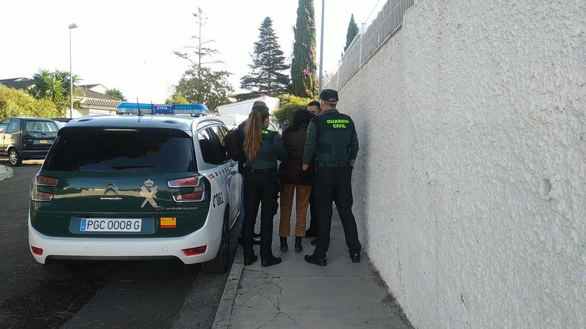 La Guardia Civil lleva a la detenida por el crimen de l'Eliana a la casa