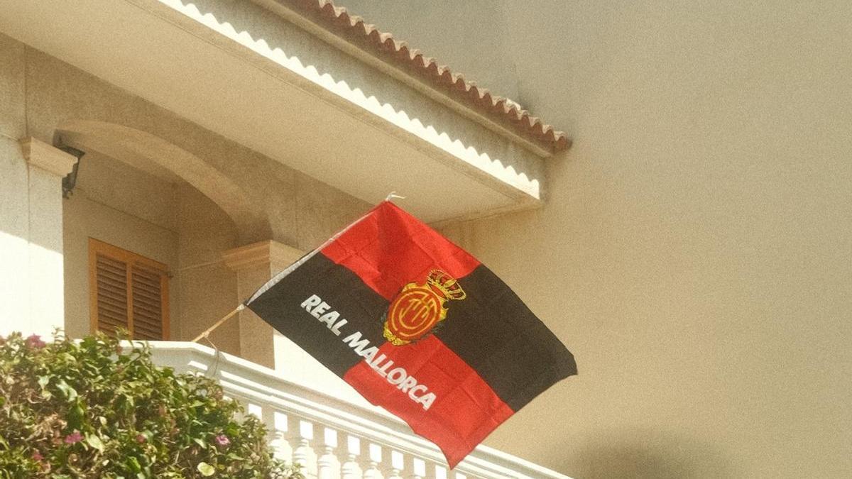 Una bandera del Mallorca ondea en la terraza de una casa.