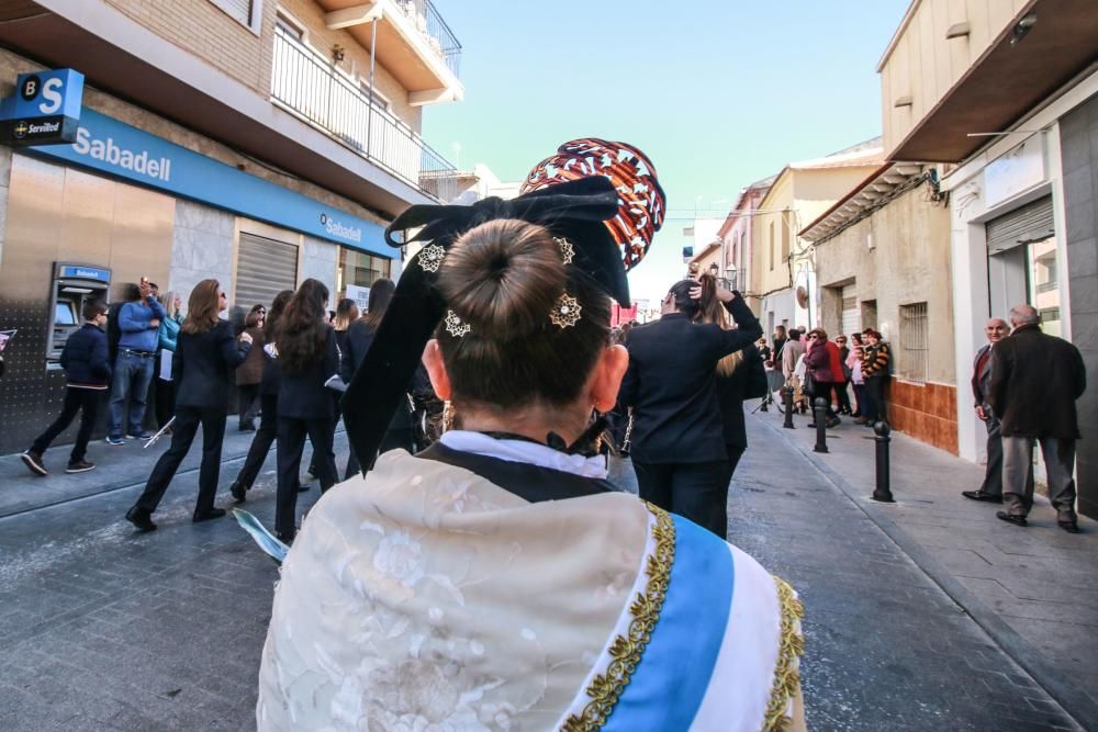 Miles de fieles han acompañado la imagen de Santa Águeda hasta su ermita en un camino jalonado por puestos de dulces