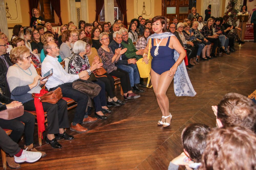 Desfile de mujeres mastectomizadas en Alcoy.