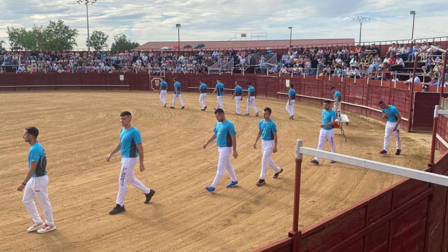 A la izquierda, inicio de la exhibición con los jóvenes participantes durante el festival a favor de San Pedro en la plaza de toros de Villalpando. A la derecha, algunos de los premios y abajo, Pablo Modroño, miembro de la comisión local que organiza el festival en Villalpando. | Cedidas