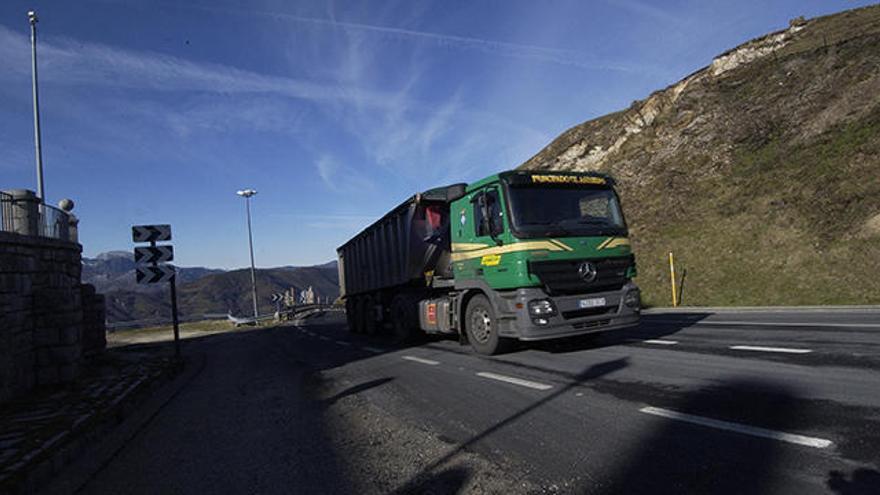 La Guardia Civil vigilará el itinerario de los camiones que transportan carbón desde Asturias