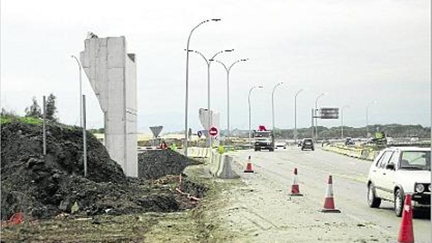 S&#039;ha aplanat el lateral de la N-II a l&#039;alçada de l&#039;encreuament de Caldes, per eixamplar la carretera.